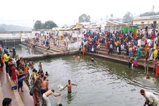 Devotees took a dip in Narmada