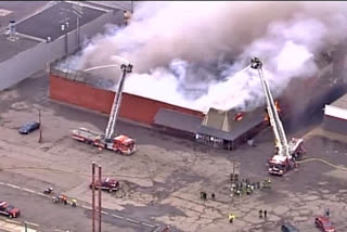 detroit grocery store, fire in detroit grocery store, detroit grocery store fire, detroit grocery store fire news, detroit grocery store fire latest news, ಡೆಟ್ರಾಯಟ್​ ದಿನಚರಿ ವಸ್ತುಗಳ ಅಂಗಡಿ, ಡೆಟ್ರಾಯಟ್​ ದಿನಚರಿ ವಸ್ತುಗಳ ಅಂಗಡಿಯಲ್ಲಿ ಬೆಂಕಿ, ಡೆಟ್ರಾಯಟ್​ ದಿನಚರಿ ವಸ್ತುಗಳ ಅಂಗಡಿಯಲ್ಲಿ ಬೆಂಕಿ ಸುದ್ದಿ,