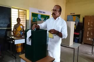 local body election  பொள்ளாச்சி ஜெயராமன் வாக்குப்பதிவு  உள்ளாட்சித் தேர்தல் வாக்குப்பதிவு  பொள்ளாச்சி ஜெயராமன் திப்பம்பட்டி  pollachi jeyaraman local body eletion  thippampatti election booth