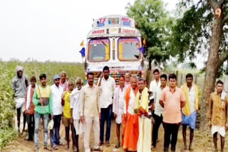 Farmers blocking sand lorries at kumaram bhim asifabad