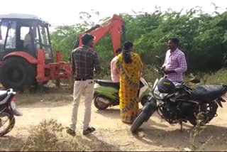 women protest in kalyanadurgam