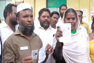 booth slip vote couple madurai panchayat  பூத் ஸ்லிப் இருந்தும் வாக்களிக்க முடியவில்லை  வருத்தத்தில் தம்பதிகள்