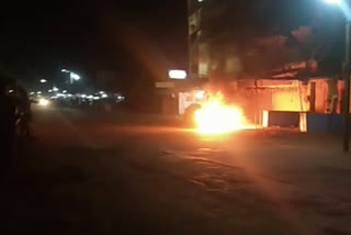 fire on Car in front of Narsinghpur railway station