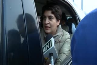 priyanka-gandhi-stopped-by-up-police