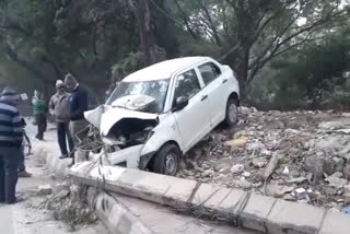 Swift Dzire car crashed d in Vasantkunj