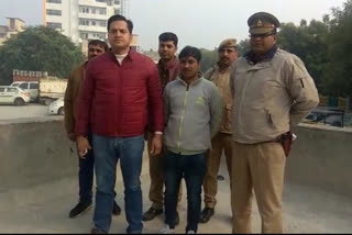 Reward crook arrested by noida police