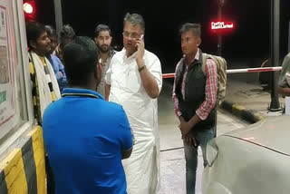 MP Devji Patel's car stopped at Hathitla toll of Barmer, MP Devji Patel's car stopped at Hathitla toll, jalore MP Devji Patel news, सांसद देवजी पटेल की गाड़ी को रुकवाया