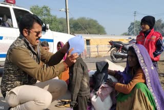 Police constable Deepak Shukla distributed warm clothes in cold wave to needy in sagar bina