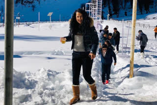 kangana ranaut enjoys winter in hometown manali