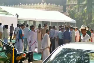 Preparing for the funeral of pejavar shri  Vidyapeeth in Bangalore