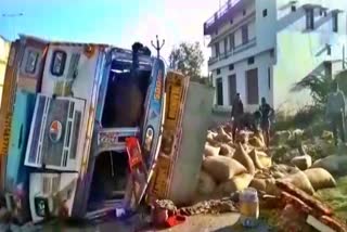 अनियंत्रित ट्रक पुल से गिरा,  truck fell from the bridge