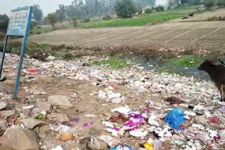 MCD workers dumping garbage in yamuna river