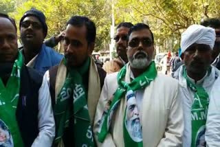 JMM workers gathered in front of Hemant's residence