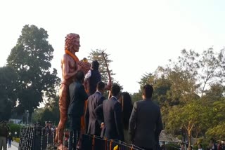 Chief Minister Hemant Soren garlanded the statue of Sidhu Kanhu in ranchi