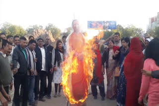 Priyanka Gandhi, सीएम योगी का पुतला जलाया जोधपुर