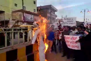 Congress workers burnt effigy of CM Yogi in raipur