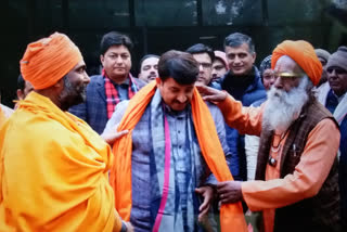 Sant Samaj meets Manoj Tiwari to support CAA