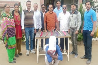 police-arrested-criminal-with-five-swords-in-hingoli