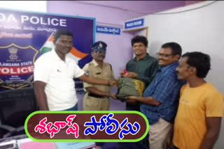 Police handed over a bag of gold jewelery to the victim in Maghabubabad district