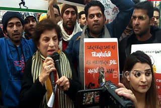 Jamia students get support from Congress leader in protest against CAA