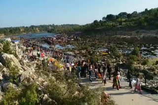 tourists are reaching at bhedaghat