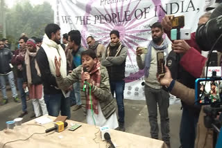 JNU students come and raise slogans against the central government in Jamia