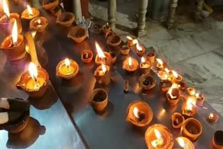 Crowds in temples on new year