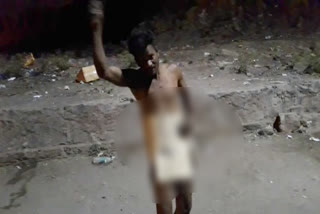 ಬೆತ್ತಲಾಗಿ ಓಡಾಟ ,  A man walking without clothes at Vijayapura