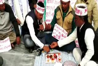 Guest teachers protested by burning diya with their blood in bhopal