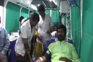 Haveri MLA Nehru Olekar celebrates his birthday by Blood Donation Camp