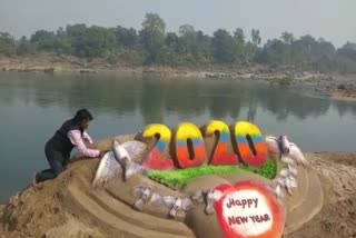 बालू से बना हैप्पी न्यू ईयर 2020 का भव्य चित्र