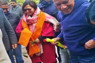 mp-meenakshi-lekhi-telling-people-about-caa-and-nrc-details-in-her-area