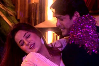 Sidharth gets cosy with Jasmin Bhasin at party