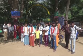 கோயிலுக்குச் செல்ல காத்திருந்த பக்தர்கள்