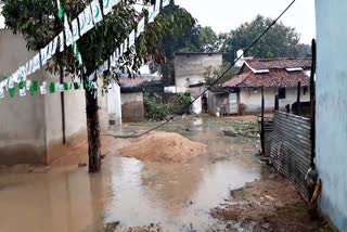 जिले में 3 दिनों से हो रही बारिश से लोग परेशान