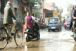 Dirty water on the road is full for 15 days