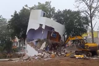 Incident averted during demolition