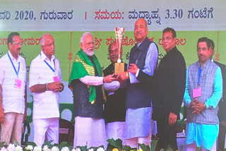 प्रधानमंत्री नरेन्द्र मोदी ने कृषि मंत्री रविन्द्र चौबे को कृषि कर्मण पुरस्कार से सम्मानित किया