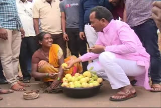 Prabhu chavan was buy fruits near a road