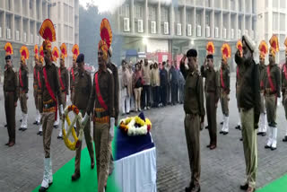 firefighter died in peeragarhi fire incident gets salute from chief