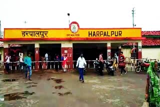 A young man died at Harpalpur railway station