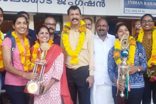 Kerala Women Volleyball team reached palghat railway station  ദേശീയ വോളിബോൾ ചാമ്പ്യൻഷിപ്പിൽ ജേതാക്കളായ വനിത ടീമിന് പാലക്കാട് സ്വീകരണം