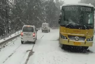 drivers facing diificulties after fresh snowfall in shimla