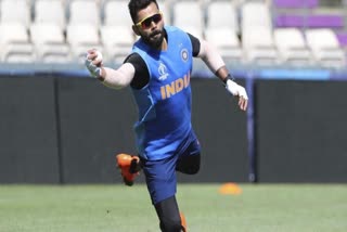 Virat Kohli suffers finger injury