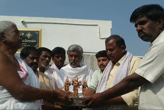 Ancient statues  reach native  place in anathapuram district