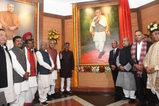 Oil paintings of great personalities of the country unveiled in raipur