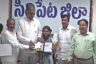 harish-rao-appreciates-to-the-students-with-prize-money-in-siddipet