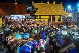 devotees rush in sabarimala  sabarimala latest news  സന്നിധാനം ഭക്തജനസാന്ദ്രം  സന്നിധാനം വാർത്തകൾ  ശബരിമല വാർത്തകൾ  ശബരിമല തിരക്ക്