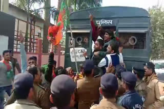 bjp-yuva-morcha-attempts-to-show-black-flags-to-kamal-nath-satna