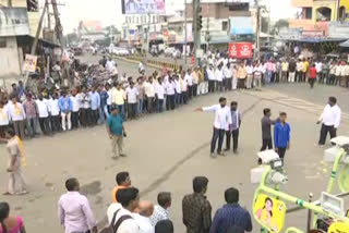 Farmers human chain in Rajamahendravaram